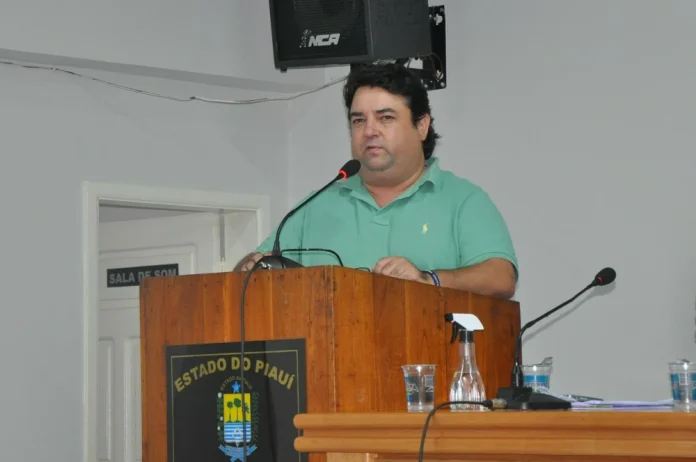 'Deram - uma – banana- para- o – estado - do - Piau' – Tiago - Junqueira - sobre - os prejuízos - ambientais- e - econômicos – deixado - para - trás- pela - Suzano – Papel -e - celulose Na - imagem - o -empresário - Tiago - Junqueira - falando - na - Câmara - de - Vereadores – de- Regeneração, foi – o- empreendedor - que - mais - teve - prejuízos - com - a - saída - da - Suzano - do – Piauí - plantou - 6 - mil - hectares - de - Eucalipto