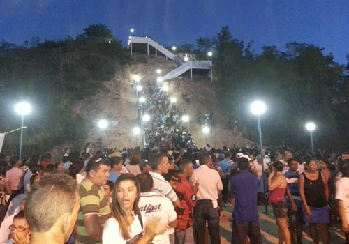Na-foto-devotos- da Santa -Cruz- no - Mirante- do - Morro - da - Cruz - de - Regeneração - pi