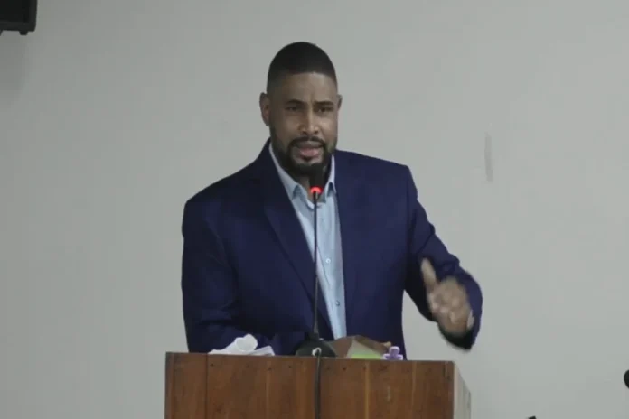 Na - imagem, o - Vereador – Samuel – no - plenário - da - Câmara - de - Vereadores - de Regeneração, - cobrando – explicações - da - empresa - Suzano - papel - e celulose - por - ter abandono - da - cidade - de Regeneração - PI.