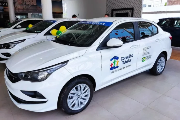 Conselho-tutelar-de-Regeneração-ganhará-nesta-quinta-feira-um-carro-próprio. Na imagem-caro-caracterizado-Conquista - Conselho - Tutelar - de - Regeneração - recebeu - um - novo – carro - modelo - Cronos - Drive - 1.3 – Flex - 004 - CILINDROS - 0 - KM