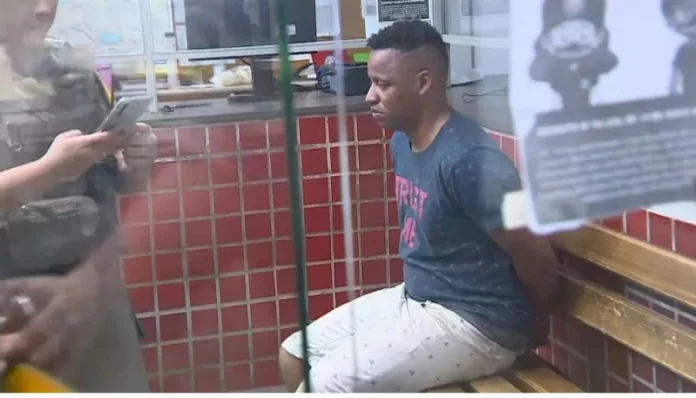 Crime - brutal - Um - pai - tirou - a - vida - dos – 4 - filhos - no = Estado - do Rio - Grande - do Sul. Crime - chocou - o Rio - Grande - do - Sul - pai - tira - a - vida - dos - quatro – filhos - todas - crianças, David - da - Silva - Lemos – sendo - levado – pela - policia