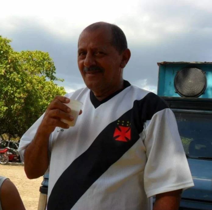 Na – imagem - o - ex - treinador - da - seleção - de - futebol - de – Regeneração - Antônio –Cardoso - falecido - em – 2015 – era - um - apaixonado - vascaíno - que - viveu – a - vida cultivando - amizades.