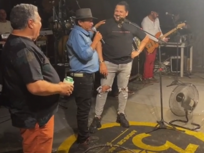 O - encontro - emocionante - de - Zezo - Potiguar - o - maior - seresteiro – do - Brasil - com - o - maior - seresteiro - de - Regeneração- Chico - Paulo. Na - imagem - Zezo - Potiguar - e - cantor - Seresteiro - de - Regenerense - Chico – Paulo – o grande - show - em - comemoração - dos - 140 - anos – de- Regeneração - foi - marcado - por um - encontro – emocionante - do – maior- seresteiro- do Brasil - com - o - maior - seresteiro - de - Regeneração