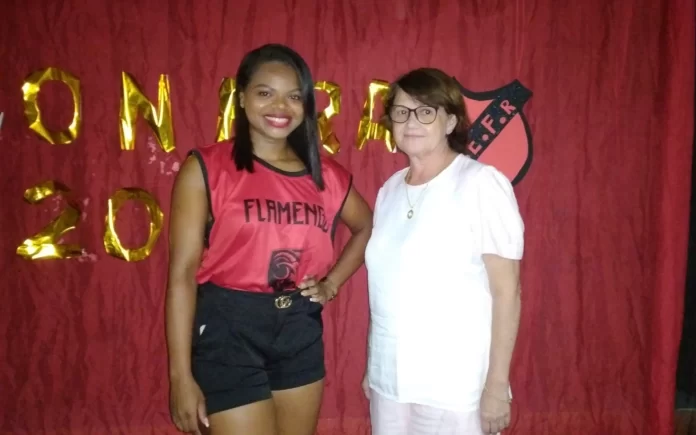 Ceiça - esposa - do – presidente –João- Magrão - vestida - de - Flamengo - na – imagem - de capa - foi - a - Anfitriã - da - festa - de - confraternização - do – Flamengo - regenerense.