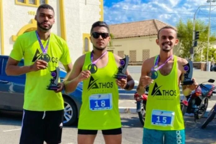 Na- imagem - os - corredores – Fabinho - Jeferson - Sousa - e - Jorge – Luiz - a – equipe - de atletismo – da - Athos - Academia - trouxe -três - medalhas - para - Regeneração - da - primeira - Corrida – de - Rua – de - Piripiri