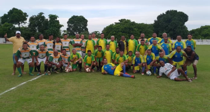 Na - imagem - jogadores - da – Associação - Master – Regenerense - ou - em - linguagem - mais – popular - time - dos - jogadores - Quarentões - e Cinquentões- de - Regeneração - retornaram - as - atividades - após - o - recesso - do - final - do – ano – em - um - amistoso contra - o - Master - de - São - Gonçalo - do Piaui.