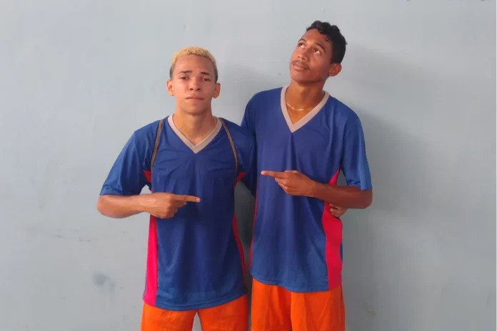 Escola - Antônio - de - Neiva - aplicou - a - maior - goleada - da - primeira - rodada - da Superliga - de – Futsal - na – imagem - os atletas - Wesley - e - Jeová.