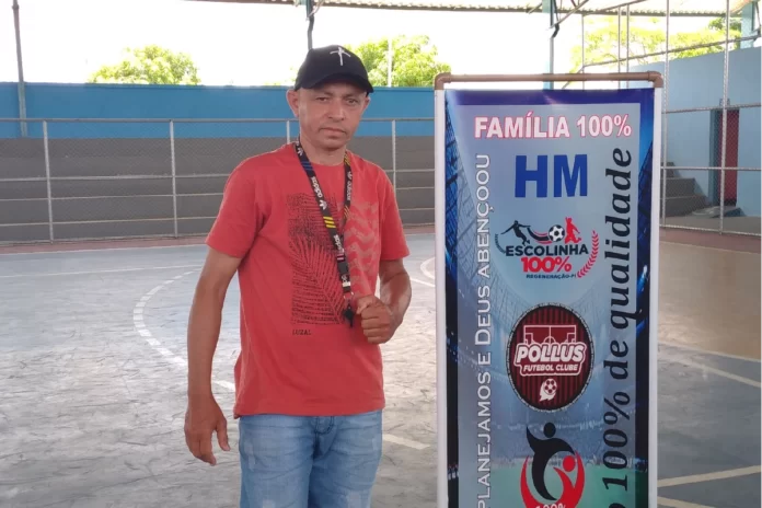 Na - imagem – professor- Elton - o - organizador - da Superliga - Escolar - de Futsal