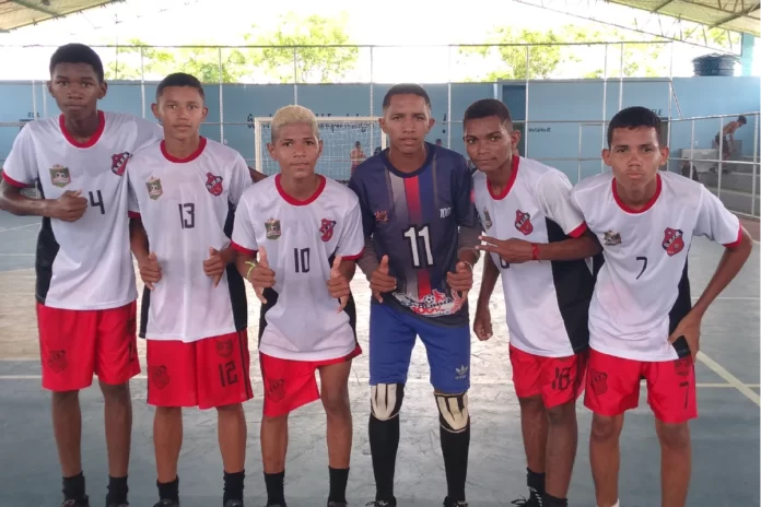 Na – imagem – Gustavo – Matheus – Rian – Ronierick – Wellison - e - Eric - os - garotos - da Escola - Petrolina - eliminaram - o – todo - favorito - Real 7 - da - Superliga - Escolar - de - Futsal - 4 - 0