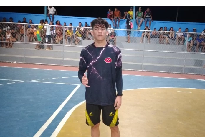 Na – imagem - o - artilheiro José - na - vitória - do - 3º - ADM - do - CETI - Aurora - 5 – 2 – sobre – o- Ajax - José - foi - o - melhor - da – partida – fez - três - do - cinco – gols - da - turma – de - Administração.