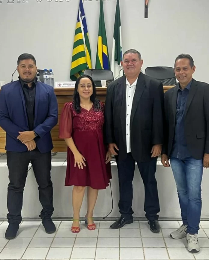 Na, imagem - Wallyson - da – Jaque - Clecyo - da – Biluca - Daniel - Moreira - Júnior - do Jabiraca - nova Mesa - Diretora - da - Câmara - de - Vereadores - de - Regeneração - tomou posse - para - o - biênio – 2023- 2024 .