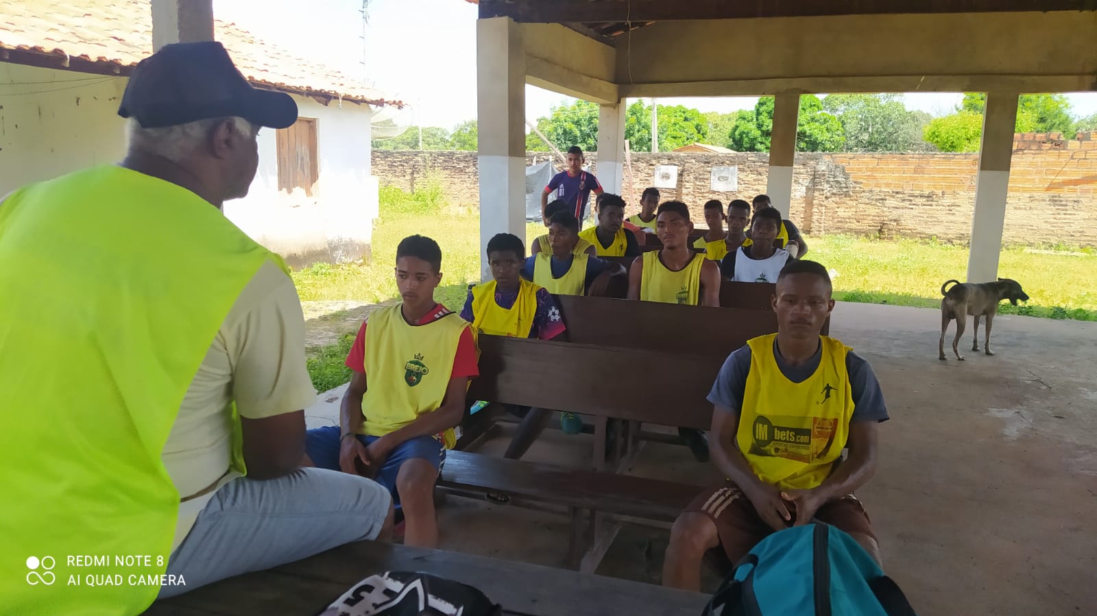Na – imagem - crianças - do - projeto - da - escolinha – de - futebol - da – zona - rural – de -Regeneração 