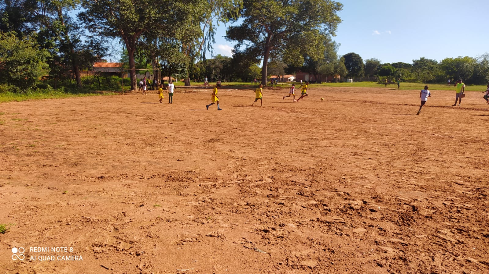 Na – imagem - crianças - do - projeto - da - escolinha – de - futebol - da – zona - rural – de -Regeneração 