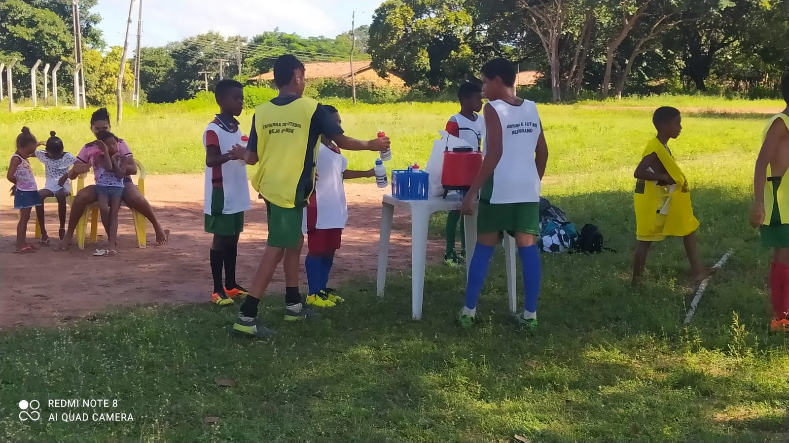 Na – imagem - crianças - do - projeto - da - escolinha – de - futebol - da – zona - rural – de -Regeneração 