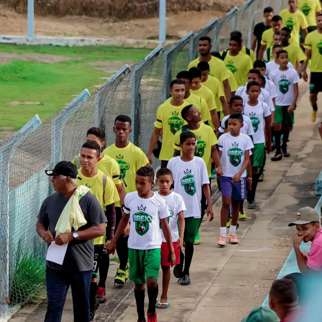 Na – imagem - crianças - do - projeto - da - escolinha – de - futebol - da – zona - rural – de -Regeneração - criada - por - Carlão 
