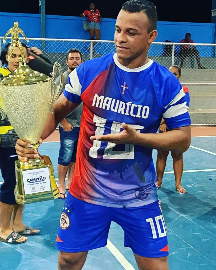 Na - imagem - atacante - Mauricio - Serzorte - o - Nim - jogador - sofreu - uma – forte - pancada - na - cabeça - e - caiu - desacordado - durante - jogo - na - cidade - de – Amarante -fez - exames - e - passa - bem.