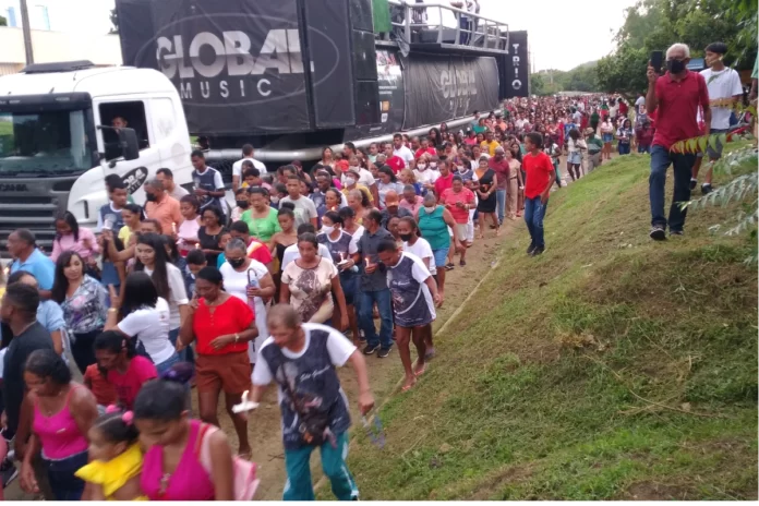 Uma – grande - procissão - marcou - o – encerramento - da - maior - festa – católica - de - toda - região - do - Médio – Parnaíba – os - festejos - de - São – Gonçalo, em - Regeneração Na - imagem – Milhares - de – féis - percorrendo - a - principal – rua - da - cidade - a – Avenida - Alberto - Leal – Nunes - atrás - do - santo - padroeiro - de – Regeneração – São- Gonçalo - do - Amarante