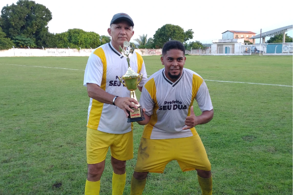  Washington - Caroba - Levantando - o - troféu - de - campeão - do Torneio - São - Gonçalo 