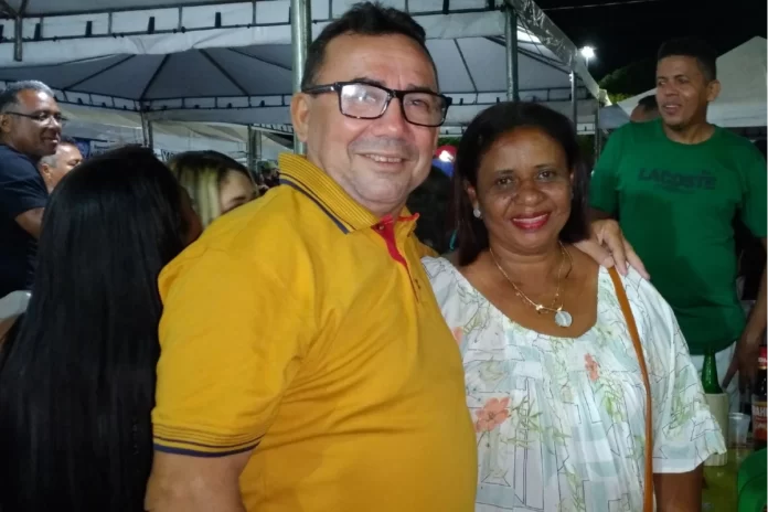 Na imagem - Zé - Alvino - e - a – esposa – a professora - Sizinha - muitos - cidadãos Regenerenses - vieram - ate – na - praça - Firmina Buji - na – última- noite- dos – festejos - da cidade - de - Regeneração