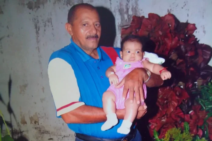 Futebol - regenerense - presta - um – tributo - ao – saudoso - Antônio - Cardoso Na - imagem - corregendo – nos - braços - o - neto - recém-nascido - o saudoso - Antônio Cardoso - ex-jogadores - do - Cruzeiro - e – da - seleção - regenerense - de - futebol - prestaram - mais - homenagem - póstuma - ao - ex – futebolistas - falecido - em - 2015.