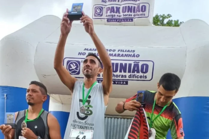 Na - imagem - o - corredor – regenerense - Manoel - filho - o - maior - corredor - da – história - de – Regeneração - venceu - a tradicional - “Corrida - de - Rua - Carmem - Maia” - em Teresina -.