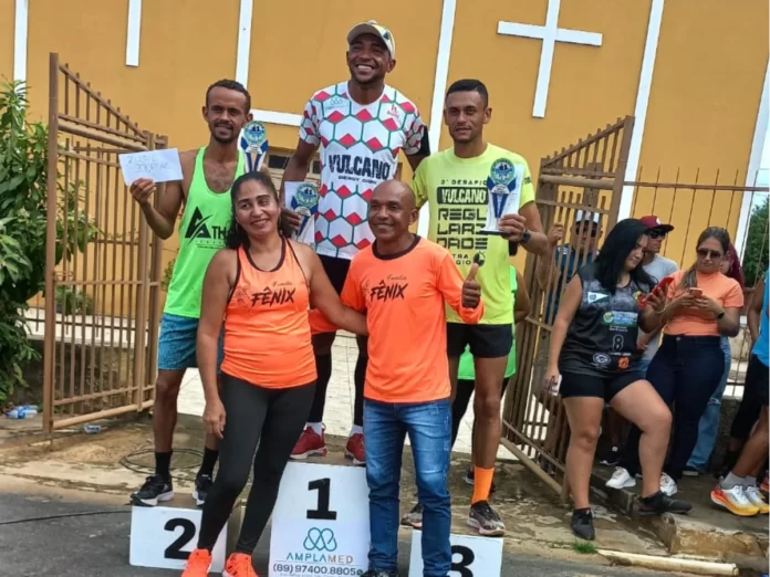 Fabinho - de verde – termina - na – segunda - colocação - na - Primeira - Corrida – da – Amizade - da - cidade - de - Rio- Grande - Sul – do – Piauí - o maranhense - Adelson Alves – o Bêda – ficou - com - a - primeira - o - lugar - mais - alto – do - Pódio