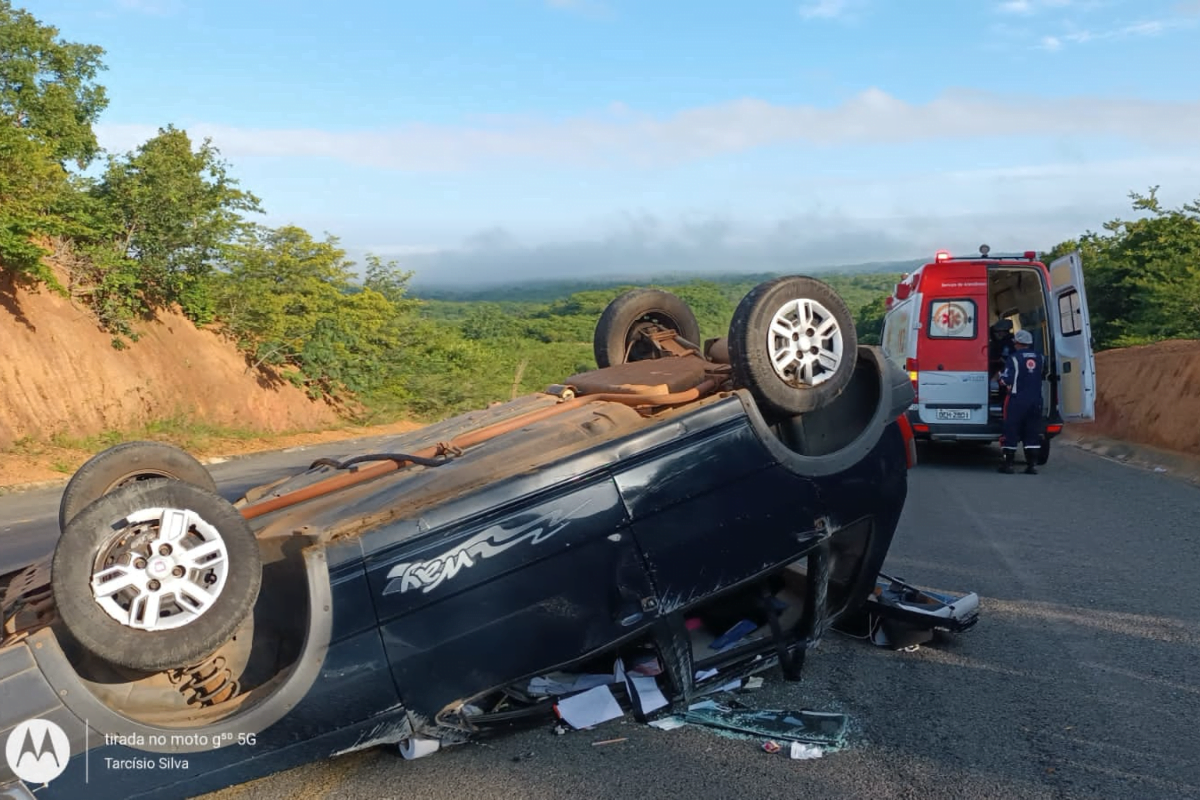 Carro - virado - no meio - da - estrada 
