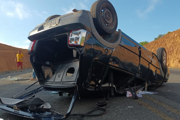 Fiat - uno - com - destino - a - Teresina - capota - 5 - vezes - no - Rodoanel - de - Regeneração - mas - todos - os - passageiros - sobrevivem