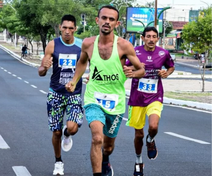 Na-imagem-o-maratonista-de-Regeneração-Fabinho-foi-campeão-da-6ª-Meia-Maratona-de-Parnaíba.