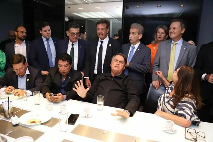 Na-imagem-Bolsonaro-em-reunião-com-aliados-do-Partido-Liberal-logo-após-o-desembarque-de-uma-viagem-de-três-meses-aos-Estados-Unidos-Foto:-Divulgação--Redes-Sociais