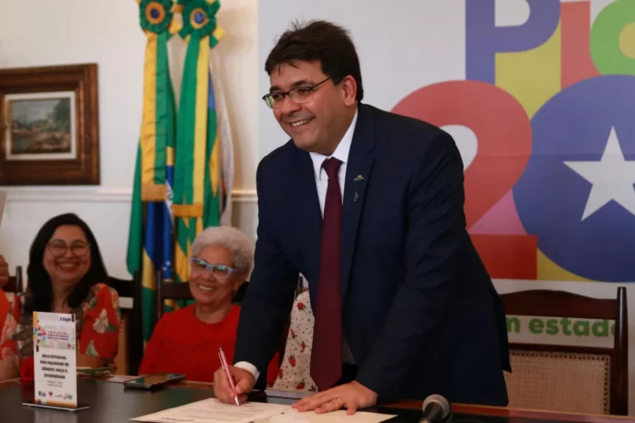 Governador – do- Piauí - Rafael- Fonteles - sanciona - lei - que – reduz- IPVA - de - ônibus – e - motos - em - 90% Na - imagem - Governador - do - Piauí Rafael – Fonteles - sancionando – a - lei - que - reduz IPVA - de - ônibus - e – motos - em- 90%