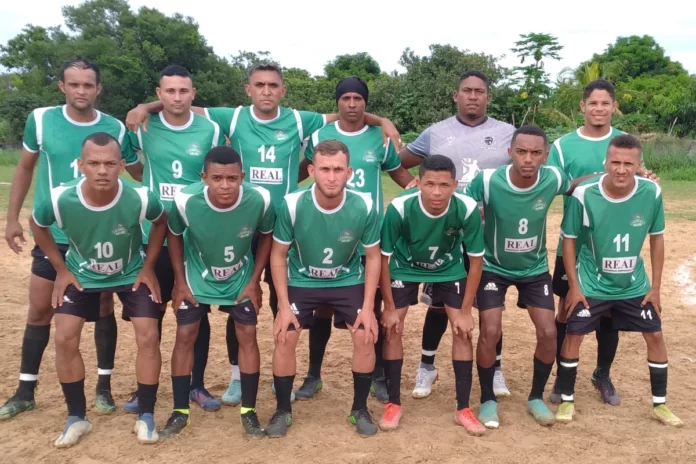 Na-imagem-elenco-do-Real-Madrid-finalista-da-22º-Campeonato-do-CSU,-contra-o-Reggae-Dance.