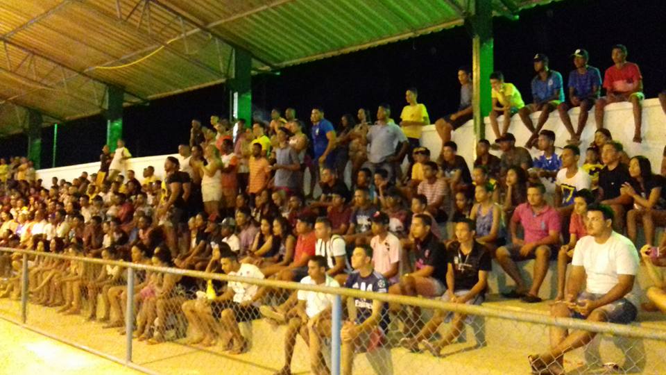 Público-nas-arquibancadas-no-Ginásio-Gonçalo-Texeira-Nunes.