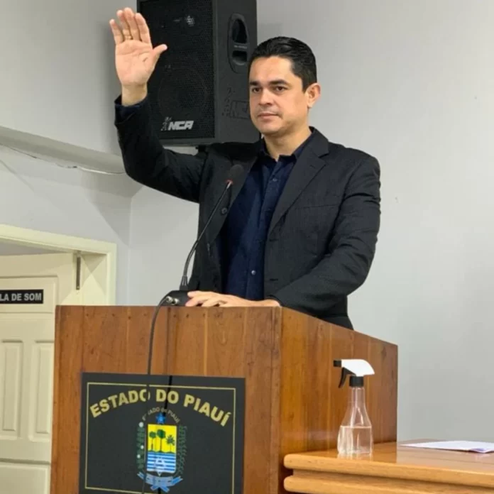 Na – imagem – suplente - Doutor – Laércio - Veloso – fazendo - juramento - durante – a - posse - como - mais - novo - vereador – da - Câmara de Regeneração.