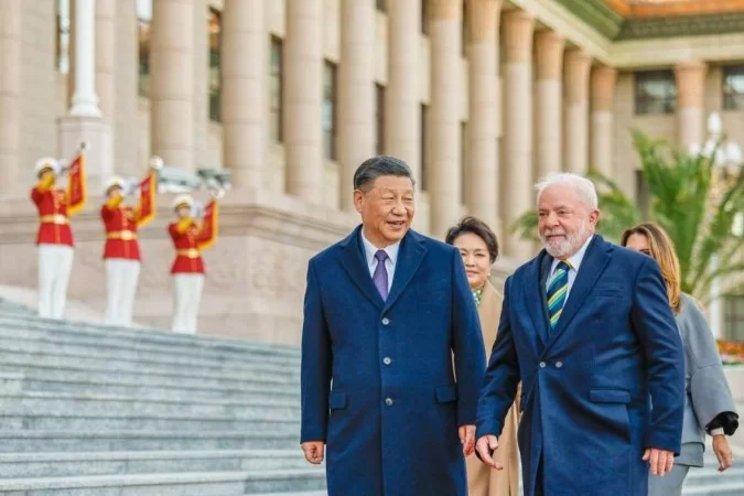 No - último - dia - de visita - Lula - e - Xi - Jinping - se - encontram Na - imagem – presidentes - do - Brasil - e - da - China - no - último - dia - de - visita - a - China - Lula – e - Xi – Jinping - se – encontraram – e - assinaram -15 acordos - comerciais