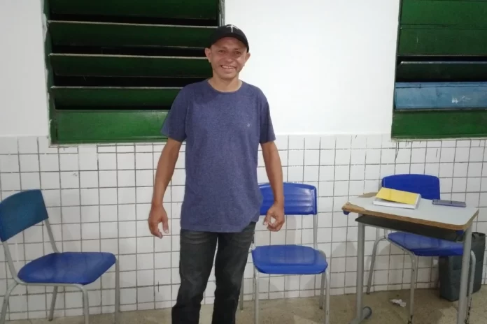 Na-imagem-professor-Elton-criador-da-Liga-das-Estrelas-de-Futsal-de-Regeneração.