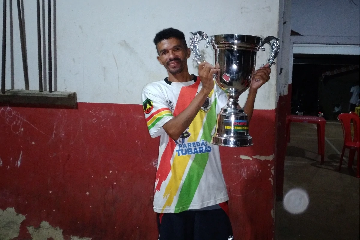 Na-imagem-Dj-Bico-levantando-o-troféu-de-vice-campeão-do-Reggae-Dance