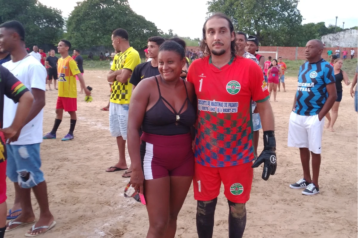 Na-Imagem-goleiro-André-pousando- em-foto - com-torcedora