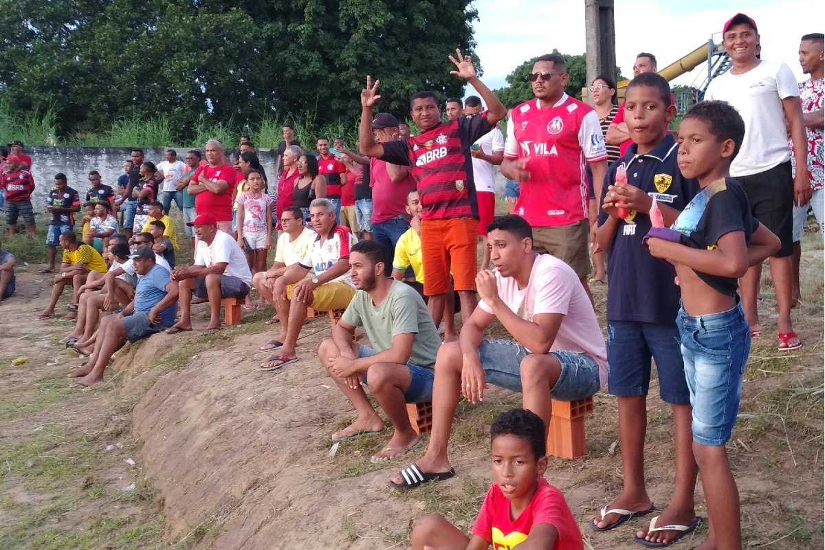 Torcedores-na-beira-do-Campo-do-CSU-na-grande-final-entre-Reggae-Dance-e-Real-Madrid