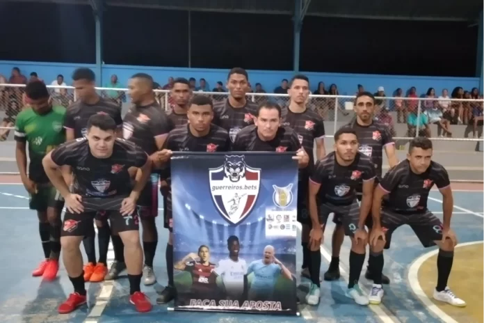 Em-jogo-eletrizante-13-de-Maio-consegue-uma-vitória-apertada-contra-o-Central-em-seu-jogo-de-estreia-na-Liga-das-Estrelas-de-Futsal. Na-imagem-jogadores-do-time-do-13-de-Maio-consegue-uma-vitória-apertada-contra-o-Central-em-seu-jogo-de-estreia-na-Liga-das-Estrelas-de-Futsal.