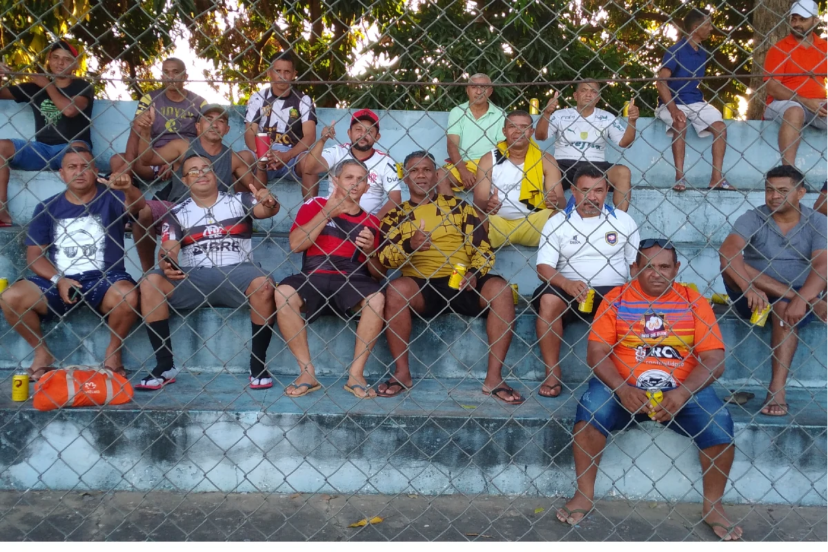 Na-imagem-torcedores-nas-arquibancadas-do-Estádio-Afredão-em-jogo-da-Copa-Regional-dos-Quarentões-do-Médio-Parnaíba.