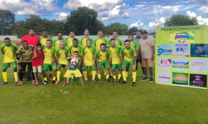 Na-imagem-jogadores-quarentões-de-Regeneração-empantanaram-o-jogo-no-último-minuto-venceram-São-Francisco-do-Maranhão-nos-pênaltis-e-vão-decidir-o-título-de-campeão-da-1ª-Copa-Regional-dos-Quarentões-do-Médio-Parnaíba-contra-Angical.