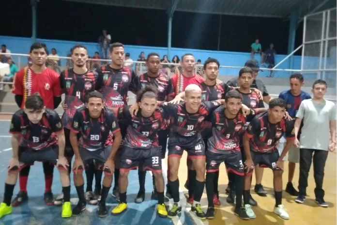 Na-imagem-time-do-Pollus-futsal-Com-2-gols-de-Rabisco-estrearam-com-vitória-em-cima-do-Geração-2000-na-5ª-Liga-das-Estrelas-de-Futsal-de-Regeneração.