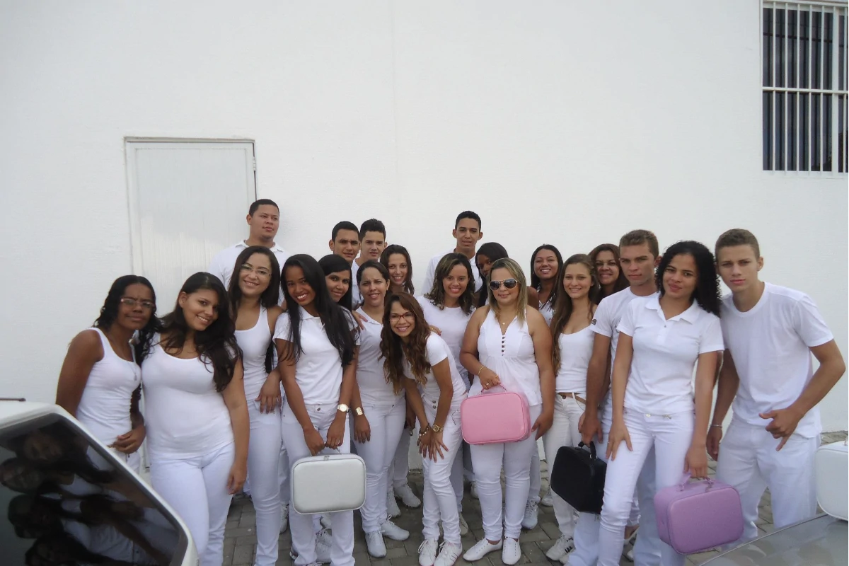 Na-foto-Hilza-Paula-como-amigos-das-faculdades-de-Fisioterapia-