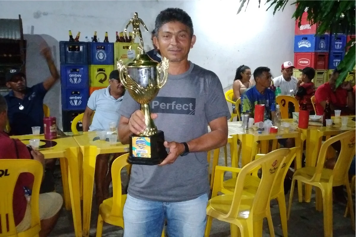 Na-imagem-pie-éle-autor-do-gol-do-título-levantando-o-troféu-de-campeão-da-1ª-Copa-Regional-dos-Quarentões-do-Médio-Parnaíba