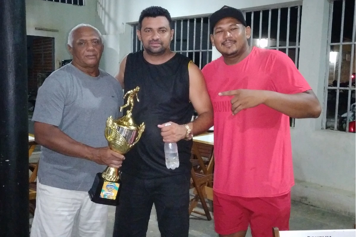 Na-imagem-treinador-Carlão-e-os-jogadores-Samuel-Ramos-e-Ricardão-