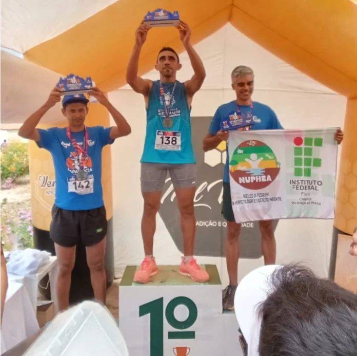 Na-imagem-Manoel-Filho-levanta-o-troféu-de-campeão-da-2ª-edição-da-Corrida-Run-Capadócia-na-cidade-de-São-José-