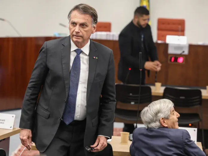 Jair-Bolsonaro-recebeu-mais-de-R$-17-milhões-de-vaquinha-no-Pix-em-2023,-diz-relatório-do-Coaf Na-imagem-Jair-Bolsonaroex-presidente-vira-réus-por-tentativa-de-golpe-e-ataque-à-democracia
