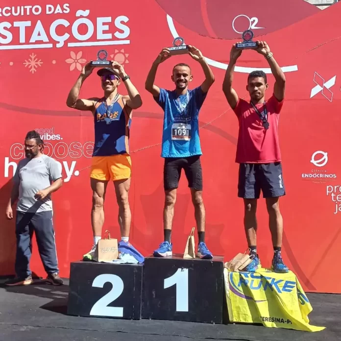 Na-imagem-Fabinho-no-pódio-levantando-o-troféu-de-campeão-da-Corrida-das-Quatro-Estações-em-Teresina
