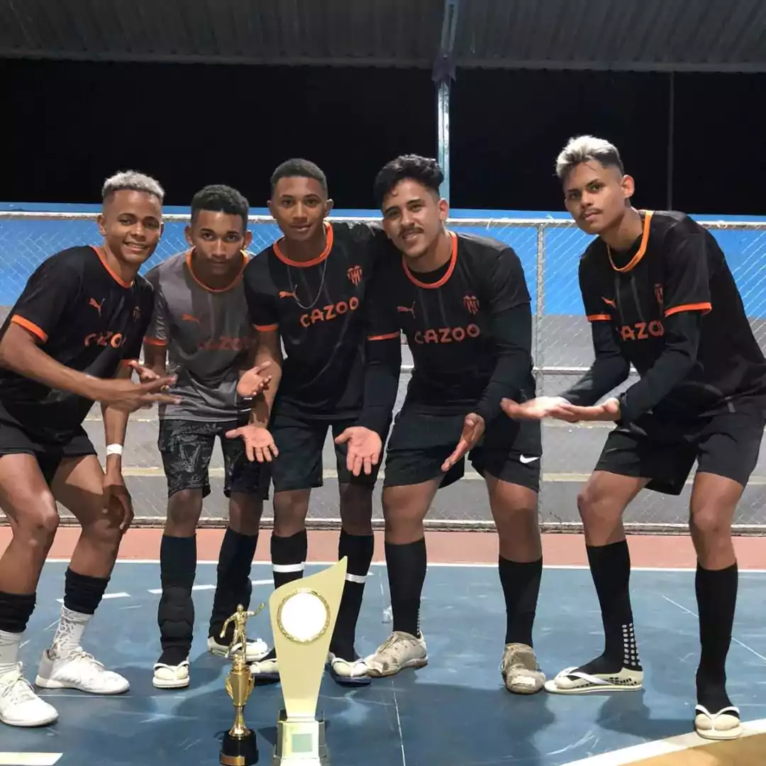 Na-imagem-os-campeões--exibindo-o-troféu-de-campeão